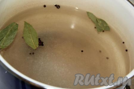 Для приготовления маринада влить в кастрюлю воду, добавить горошины чёрного и душистого перцев, лавровые листья, соль, сахар и уксус, поставить на огонь и довести до кипения.