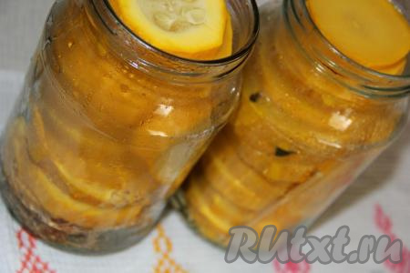 Аккуратно вынуть отваренные кабачки из маринада и разложить по банкам. Если вы варите кабачки партиями, то отваренные кабачки разложите по банкам, прикройте прокипяченными крышками и варите следующую партию.