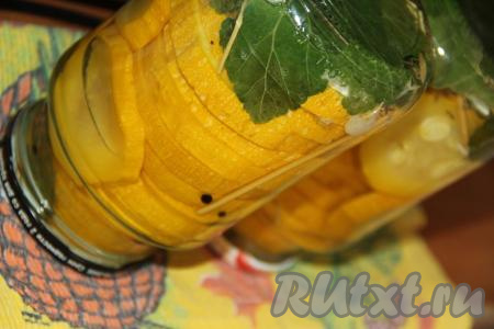 Банки перевернуть вверх дном и, укутав в одеяло, оставить до полного остывания, а затем убрать на хранение (баночки можно хранить в условиях городской квартиры).