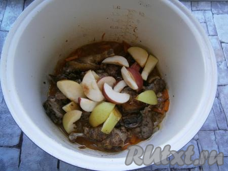 Далее влить горячую подсоленную воду и выставить режим "Тушение" на 1 час 20 минут, крышку мультиварки закрыть. Через час&nbsp;добавить к мясу утки дольки яблок, перемешать. Если понадобится, влить еще немного воды. Снова закрыть крышку мультиварки и готовить до окончания программы.