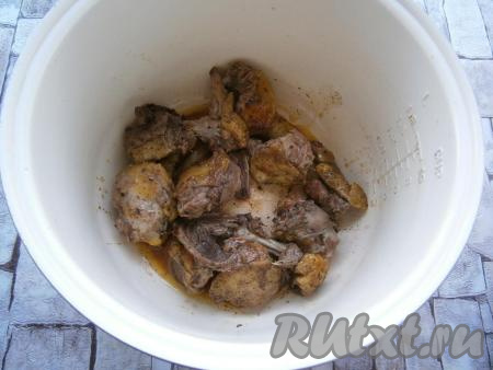 В чашу мультиварки влить растительное масло, выставить режим "Выпечка" или "Жарка" на 20 минут. Выложить в чашу кусочки утки. Через 10 минут, с начала жарки, кусочки перевернуть и обжаривать до окончания программы.