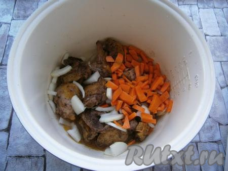 Добавить к обжаренному мясу очищенные и произвольно нарезанные лук и морковь.