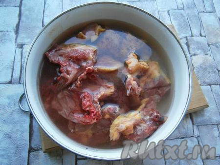 Порубить утку на небольшие части. Если утка (как у меня) домашняя, свежерубленная, залить водой, вымочить, меняя воду, около 1 часа.&nbsp;