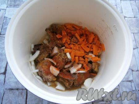 Посыпать мясо с овощами паприкой, солью, добавить еще немного специй, перемешать и снова выставить тот же режим еще на 15 минут. Готовить, не закрывая крышку мультиварки, иногда перемешивая.