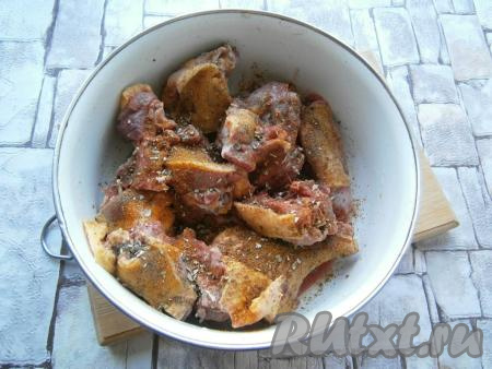 Кусочки утки обсушить, посыпать специями, травами и черным молотым перцем.