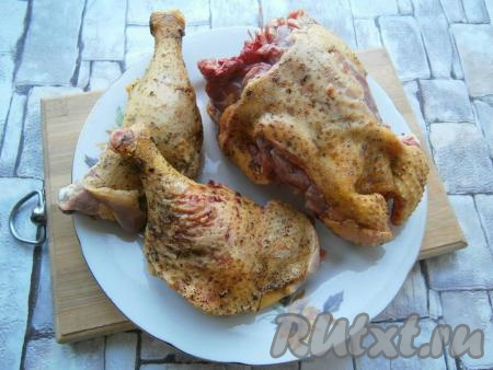 Любые части утки обсмалить на огне, вымыть.