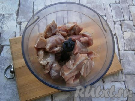 Мясо нарезать, поместить в чашу блендера.