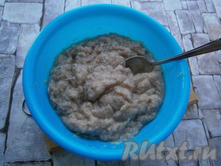 Фарш еще раз тщательно перемешать и до лепки чебуреков поместить в холодильник.