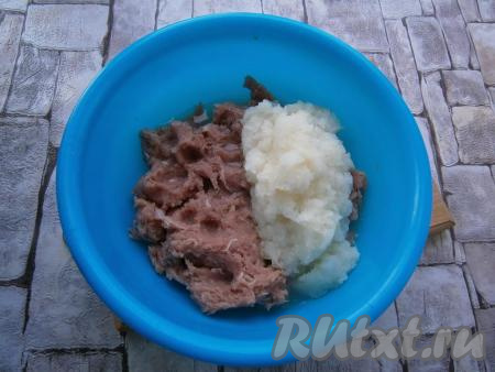 Луковое пюре добавить к мясному фаршу.