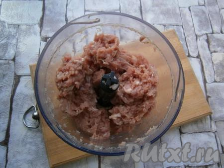 Измельчить мясо до состояния фарша.
