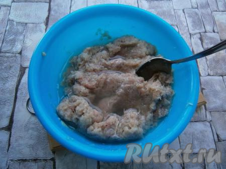 Все перемешать, влить ледяную воду.