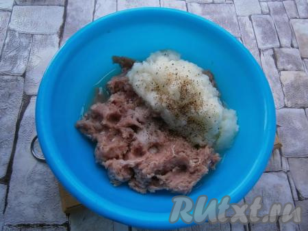 Посолить фарш с луком и поперчить.