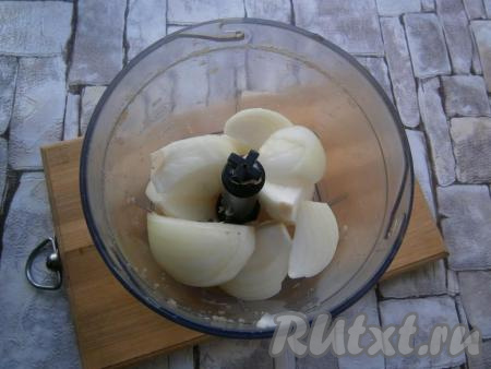 Переложить фарш в миску, в чашу выложить очищенный и нарезанный репчатый лук.