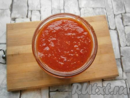 Поставить кастрюлю на огонь, довести соус "Краснодарский" до кипения и варить минут 10 на слабом огне. Разлить горячий томатный соус по простерилизованным банкам, закрутить или закатать прокипяченными крышками.