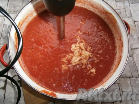 Сюда же добавить пропущенный через пресс чеснок и еще раз взбить блендером.