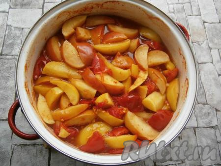 Поставить кастрюлю на небольшой огонь, довести до кипения и, накрыв крышкой, варить помидоры с яблоками на слабом огне около 25-30 минут.