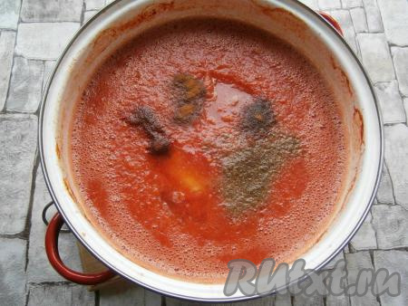 В пюре добавить соль, сахар, черный и красный молотые перцы, мускатный орех, корицу и влить уксус.