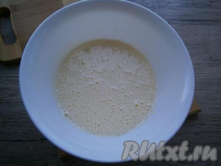 Постепенно всыпая сахар и ванильный сахар, взбить яйца миксером до пышной светлой массы (взбивать минут 5-6).&nbsp;