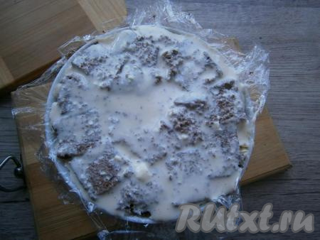 Щедро перемазывать слои кремом, немного утрамбовывая. Верхний слой должен быть из бисквита, который тоже нужно щедро смазать творожно-сметанным кремом. Немного крема оставить.