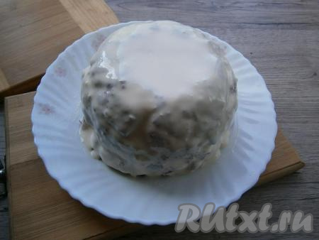 Прикрыть верх формы краями пленки и поместить форму в морозилку на 1 час. Затем аккуратно тортик перевернуть на блюдо, убрать пленку. Оставшимся кремом обмазать весь торт и отправить его в морозилку еще&nbsp;на 30-40&nbsp;минут.