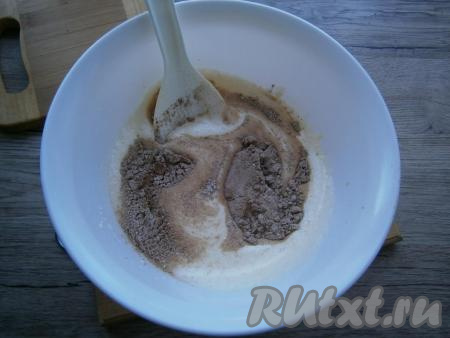 Просеять мучную смесь в яичную в три приема, каждый раз аккуратно все перемешивая ложкой.