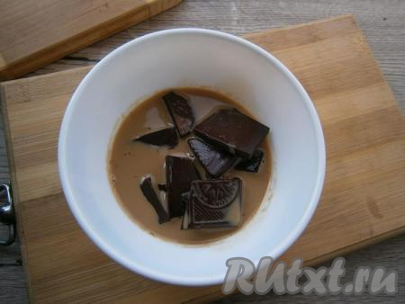 Снять смесь с огня и сразу залить ею&nbsp;кусочки шоколада, перемешать, добавить мед.