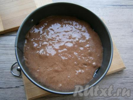 Дно формы диаметром 17-18 см застелить пергаментом и вылить в нее тесто.