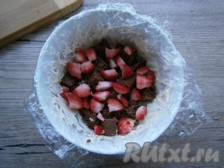 Далее выкладывать слоями кусочки бисквита и нарезанную клубнику.