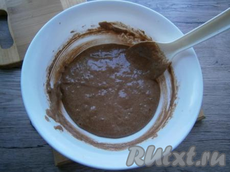 Замесить тесто, похожее на в меру густую сметану.