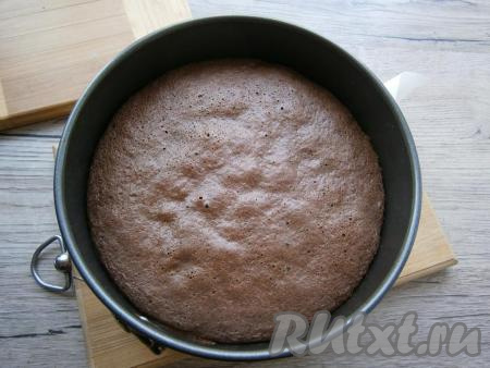 Выпекать бисквит в предварительно разогретой до 180 градусов духовке около 30 минут. Дать бисквиту немного остыть в форме, далее, подрезая ножом края, вынуть его и полностью остудить на решетке.