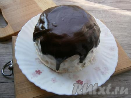 Дать глазури остыть и, пока она жидкая, украсить торт. Для этого нужно достать торт "Панчо" из морозилки и покрыть его верх глазурью. Сразу же торт поместить в холодильник и оставить его там на 1 час.