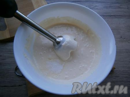 Творог со сметаной и сгущенкой взбить погружным блендером до однородности, всыпать ванильный сахар, перемешать и крем готов.