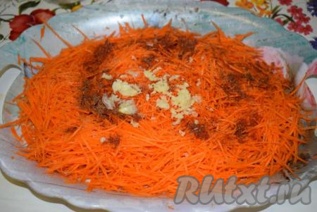 Чеснок очистить от кожуры и пропустить через пресс, добавить в салат из моркови.