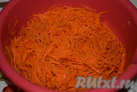 Залить салат из моркови горячим маринадом и перемешать.