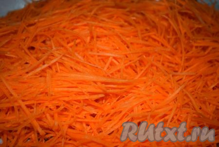 Старайтесь натирать морковь так, чтобы полоски получились длинными (по всей длине моркови).