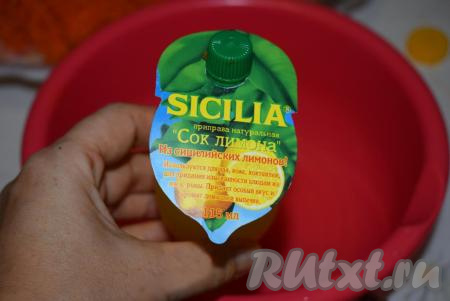 Перемешать салат руками, растирая морковь с остальными ингредиентами. Далее готовим маринад, для этого в тарелку, пригодную для приготовления в микроволновке, нужно налить сок лимона (я использовала готовый отжатый сок лимона хорошего качества с чудесным ароматом, вы же можете выжать сок лимона сами). Добавить к соку растительное масло, поставить тарелку в микроволновку и прогреть смесь до горячего состояния на максимальной мощности микроволновки (на это потребуется секунд 30).