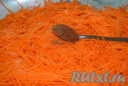 Всыпаем специи. С морковью хорошо сочетаются молотый кориандр, паприка и острый перец, именно эти специи я и добавила в салат.