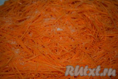 Далее солим натертую морковь и добавляем сахар.