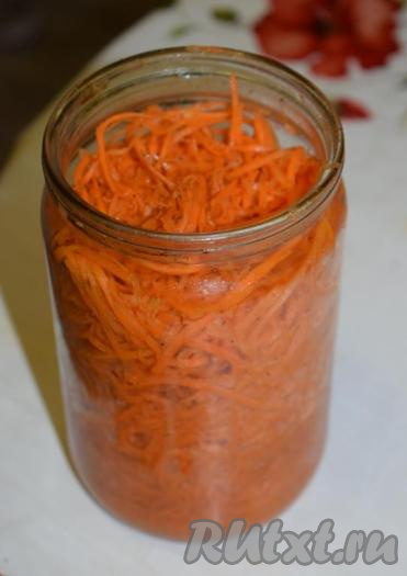 Приготовленный салат сложить в 0,7-литровую баночку,&nbsp;накрыть пластиковой крышкой и отправить в холодильник на 2-3 часа, для того чтобы морковный салат пропитался и настоялся.