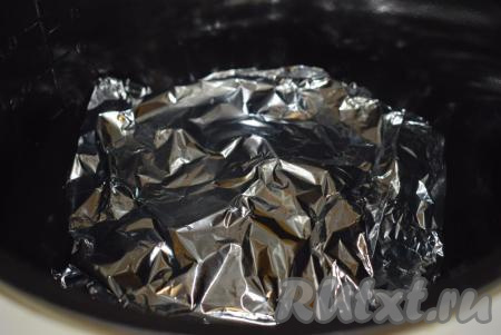 Тыкву с мёдом, завернутую в фольгу, выложить в чашу мультиварки.