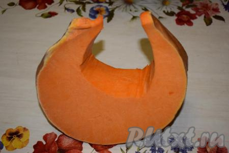 Отделить от тыквы кусочек нужного размера, очистить его от семян.