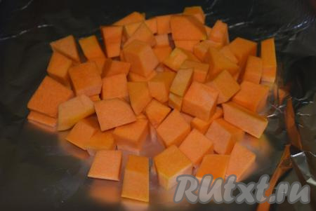 Тыкву очистить от шкурки и нарезать на кубики, примерно, равного размера. Нарезанную тыкву выложить на фольгу (из фольги мы будем делать конверт, так что берите достаточное количество фольги).