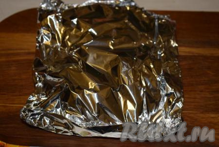 Завернуть фольгу конвертом и плотно соединить края.