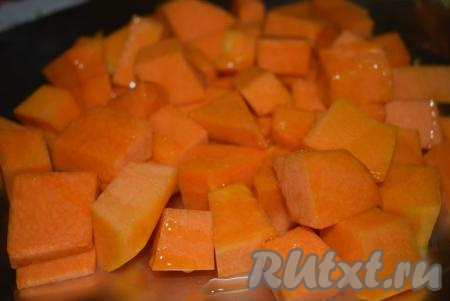 Полить тыкву 1 столовой ложкой&nbsp;меда, посыпать щепоткой корицы.