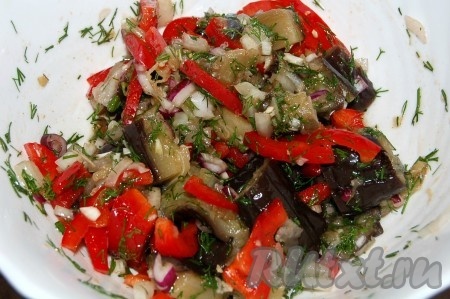 К смеси укропа и чеснока добавить баклажаны, болгарский перец, лук, соль, уксус, растительное масло, перемешать.