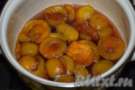 Выключаем огонь и снимаем пену. Далее оставляем варенье напитываться сиропом на 5-6 часов. Затем снова ставим на огонь и провариваем еще пять минут с момента закипания.
