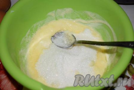 К размягченному маслу всыпаем сахар.