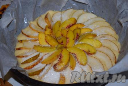 Посыпаем груши и персики сахаром. Ставим наш пирог в разогретую духовку и выпекаем, примерно, 45 минут при температуре 180 градусов.