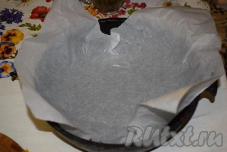 Форму для выпечки (у меня форма диаметром 22 см) застилаем пергаментом. Пергамент смазываем растительным маслом.