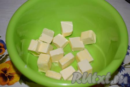 Для приготовления теста в миску нарежем сливочное масло кусочками и отправим в микроволновку на 15 секунд.